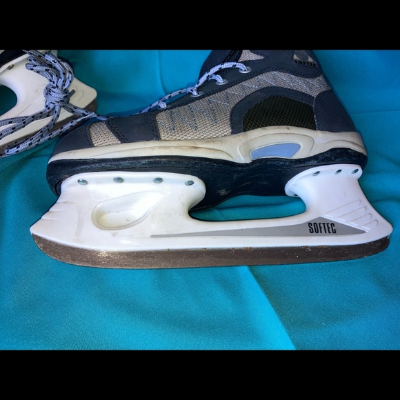 women's ice skates used about 10 times. - Picture 3 of 6
